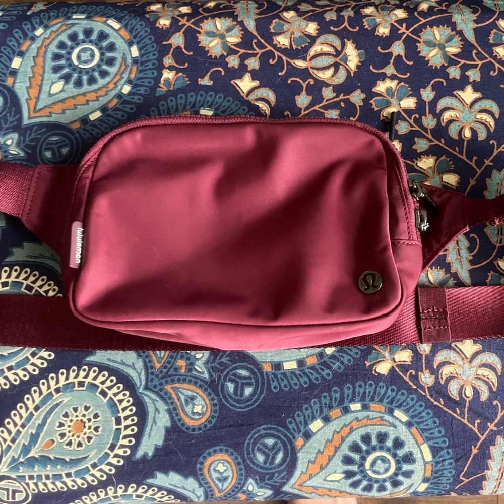 Lululemon Everywhere Belt Bag 1L Volume Original Mulled Wine